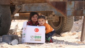İHH, İdlib'de 2 bin 419 gıda kolisi dağıttı