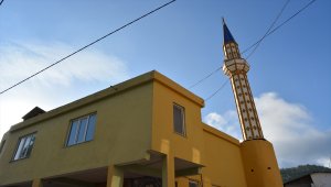 İnternet erişimi için cami damına çıkıyorlar
