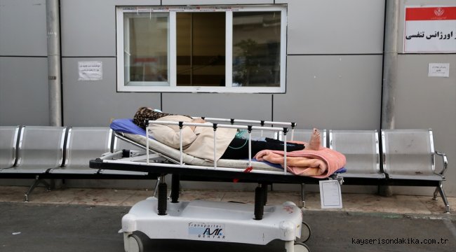 İran'da kapasitesi dolan Kovid-19 hastanelerindeki sağlık çalışanları salgına karşı zorlu mücadele veriyor
