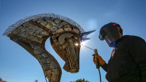 İranlı heykeltıraş hurda demirleri sanat eserine dönüştürüyor