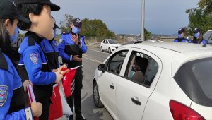 İstanbul'da uygulama yapan polis ekipleri, sürücülere Türk bayrağı hediye etti
