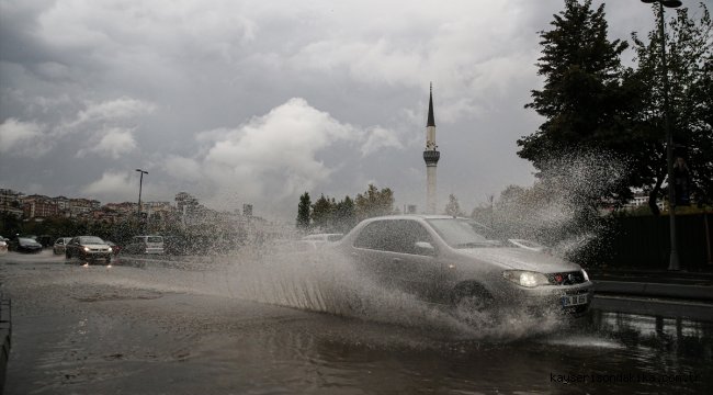 İstanbul'un bazı ilçelerinde sağanak etkisini sürdürüyor