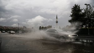 İstanbul'un bazı ilçelerinde sağanak etkisini sürdürüyor