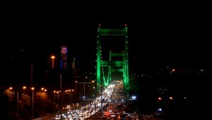 İstanbul'un köprüleri "serebral palsi" için yeşile büründü