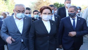 İYİ Parti Genel Başkanı Meral Akşener, İzmir'de deprem bölgesinde inceleme yaptı:
