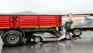 İzmir'de 9 aracın karıştığı zincirleme trafik kazasında 10 kişi yaralandı