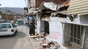 İzmir'de belediye otobüsü evlere çarptı: 6 yaralı