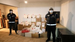 İzmir'de bir depoda yaklaşık 5 ton etil alkol ele geçirildi