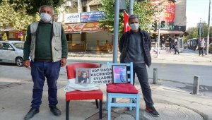 İzmir'de HDP önündeki evlat nöbetine bir baba daha katıldı