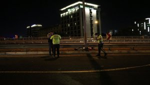 İzmir'de motosiklet bariyerlere çarptı: 1 ölü, 1 yaralı