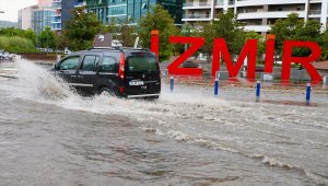 İzmir'de sağanak etkili oldu