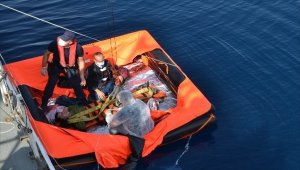 İzmir'de Türk kara sularına itilen 13 düzensiz göçmen kurtarıldı