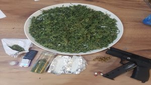 İzmir'de uyuşturucu operasyonunda yakalanan 2 şüpheli tutuklandı