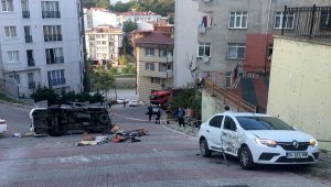 Kağıthanede yokuş çıkarken kontrolü kaybedilen panelvan devrildi