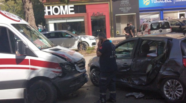 Kahramanmaraş'ta ambulans ile otomobil çarpıştı: 2 yaralı