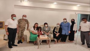 Kahramanmaraş'ta şehit kızına babasının adaşı komutanla doğum günü sürprizi