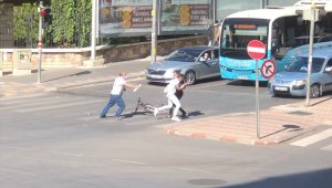 Kahramanmaraş'ta yayaya çarpan bisikletlinin kavgası güvenlik kamerasında