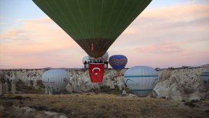 Kapadokya'da balonlar, Cumhuriyet Bayramı için havalandı
