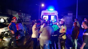 Karabük'te aydınlatma direğine çarparak takla atan otomobildeki 4 kişi yaralandı
