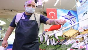 Karadeniz'deki hamsi bolluğu balıkçı tezgahlarını şenlendirdi