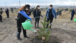 Kars'ın düşman işgalinden kurtuluşunun 100. yıl dönümünde fidanlar toprakla buluştu 