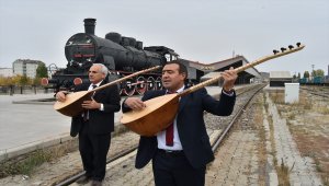 Karslı aşıklar Doğu Ekspresi seferlerinin başlaması için tren garında türküler seslendirdi