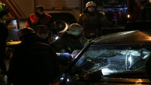 Kartal'da otomobil bariyerlere çarptı: 2 yaralı