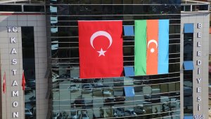 Kastamonu'da belediye binasına Türk ve Azerbaycan bayrakları asıldı