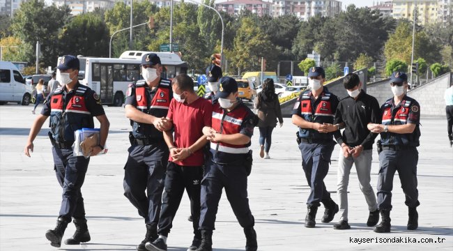 Kayseri'de villalardan hırsızlık yapan 2 zanlı tutuklandı