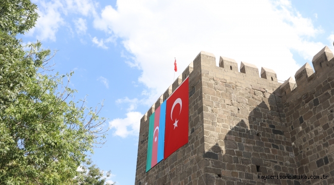 Kayseri Kalesinde Azerbaycan Bayrağı Dalgalanıyor