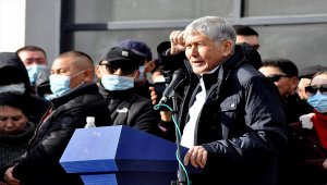 Kırgızistan'da cezaevinden çıkarılan eski Cumhurbaşkanı Atambayev, Cumhurbaşkanı Ceenbekov'un istifasını talep etti