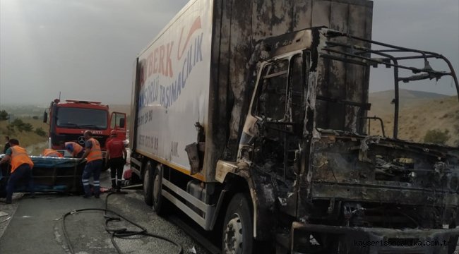Kırıkkale'de eşya yüklü kamyon yandı