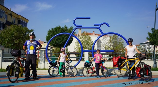 Kırklareli'den ülkeye giriş yapan İsviçreli turist aile bisikletle İstanbul'u gezecek 