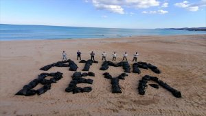 Kırklareli'nde sahilde toplanan çöplerle tatilcilere esprili tepki
