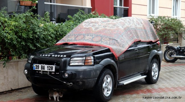 Kırklareli'nde vatandaşlar araçlarını dolu yağışından korumak için önlem aldı