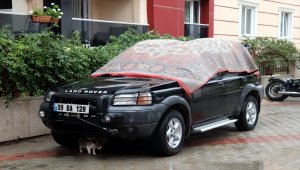 Kırklareli'nde vatandaşlar araçlarını dolu yağışından korumak için önlem aldı