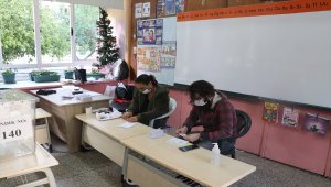 KKTC'de cumhurbaşkanlığı seçiminin ikinci turu için oy kullanma işlemi başladı