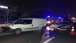 Kocaeli'de hafif ticari araç ile otomobil çarpıştı: 2 yaralı