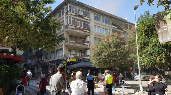 Kocaeli'de yangında evlerinde mahsur kalan 6 kişiyi itfaiye kurtardı 