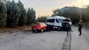 Kocaeli'nde servis aracıyla çarpışan otomobildeki 2 kişi yaralandı