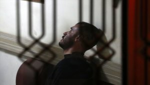 Kocasının bıçakladığı kadın balkondan atlayarak kurtuldu