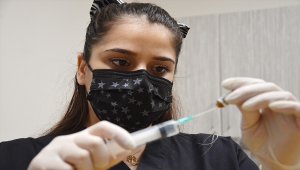 Kovid-19'u yenen hemşire hastalara şifa olmaya devam ediyor