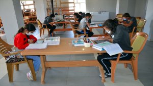 Köy muhtarı öğrenciler için taziyeevini sınıfa dönüştürdü