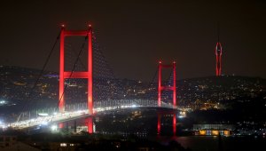 Küçük Çamlıca Radyo ve TV Kulesi'ne Türk bayrağı yansıtıldı