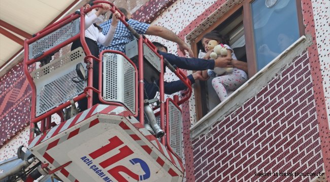 Manisa'da apartmanda çıkan yangınında mahsur kalan 8 kişi kurtarıldı