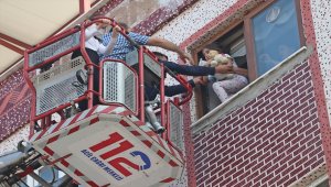 Manisa'da apartmanda çıkan yangınında mahsur kalan 8 kişi kurtarıldı