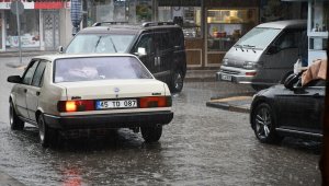 Manisa'da dolu ve sağanak yaşamı olumsuz etkiledi