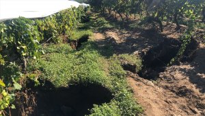 Manisa'da sağanak sonrası fay hattına akan su geniş yarıklar açtı
