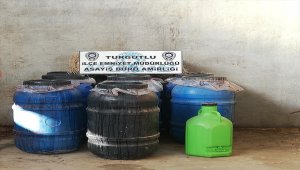 Manisa'da samanların arasında gizlenmiş 2 ton sahte içki ele geçirildi