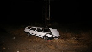 Manisa'da şarampole devrilen otomobildeki 3 kişi yaralı